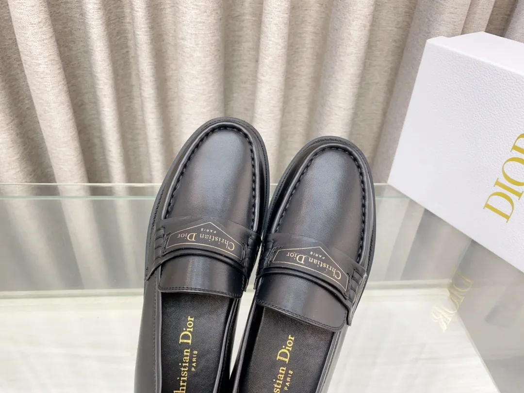 👟👟Ex-factory price 660👟👟 25Ss new Dior Boy loafers This Dior Boy loafer is a new product in the 2024 winter ready-to-wear series. It incorporates Dior's extraordinary craftsmanship and reinterprets the classic loafer design. Crafted from materials including suede and lambskin, it's enhanced with an integrated white fur lining and features a gold-tone Christian Dior Paris signature on the front leather tab. Paired with rubber soles, soft and comfortable. Upper: cowhide, inner padding: comfortable sheepskin, sole: rubber sole, size: 35-39 (40 customized, non-refundable)